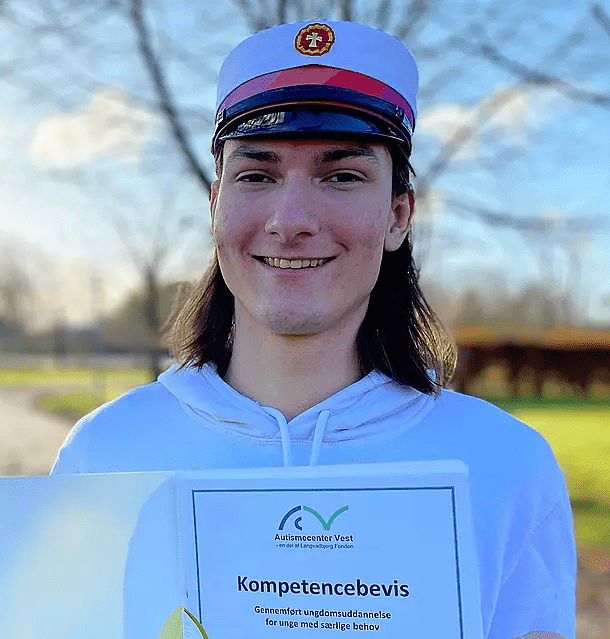 STU-elev med kompetencebevis og studenterhue